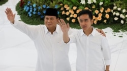 FILE - Presiden terpilih Prabowo Subianto dan wakil presiden terpilih Gibran Rakabuming Raka melambaikan tangan mereka setelah KPU resmi mengumumkan mereka sebagai pemenang pemilu presiden di markas KPU di Jakarta, 24 April 2024. (Ajeng Dinar Ulfiana/REUTERS)