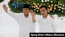 Presiden terpilih Prabowo Subianto dan wakil presiden terpilih Gibran Rakabuming Raka melambai setelah KPU resmi mengumumkan mereka sebagai pemenang pemilu presiden di markas KPU di Jakarta, 24 April 2024. (Foto: REUTERS/Ajeng Dinar Ulfiana)
