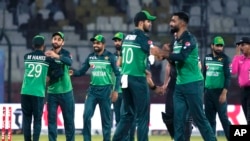 نیوزی لینڈ کے خلاف چوتھا ون ڈےانٹرنیشنل میچ جیتنے کے بعد پاکستانی ٹیم کے کھلاڑی خوشی کا اظہار کر رہے ہیں۔ کراچی۔ 5 مئی 2023۔ فوٹو۔ اے پی