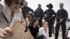 Polisi Israel menghalangi aktivis dan delegasi rabi Amerika dan Israel dari Rabbis for Ceasefire yang berbaris menuju penyeberangan Erez ke Jalur Gaza dengan bantuan makanan untuk warga sipil Gaza di Israel selatan, Jumat, 26 April 2024. (AP/Maya Alleruzzo)