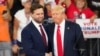 Calon wakil presiden dari Partai Republik, Senator JD Vance, R-Ohio, kiri, dan calon presiden dari Partai Republik, mantan Presiden Donald Trump, berjabat tangan di Universitas Negeri Georgia di Atlanta, Sabtu, 3 Agustus 2024. (Foto AP/Ben Gray)