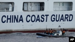 2023年4月23日，一艘中国海警船在南中国海有争议海域拦截菲律宾的海岸警卫队巡逻船，中国船员下到一艘马达船监视菲律宾海警船。