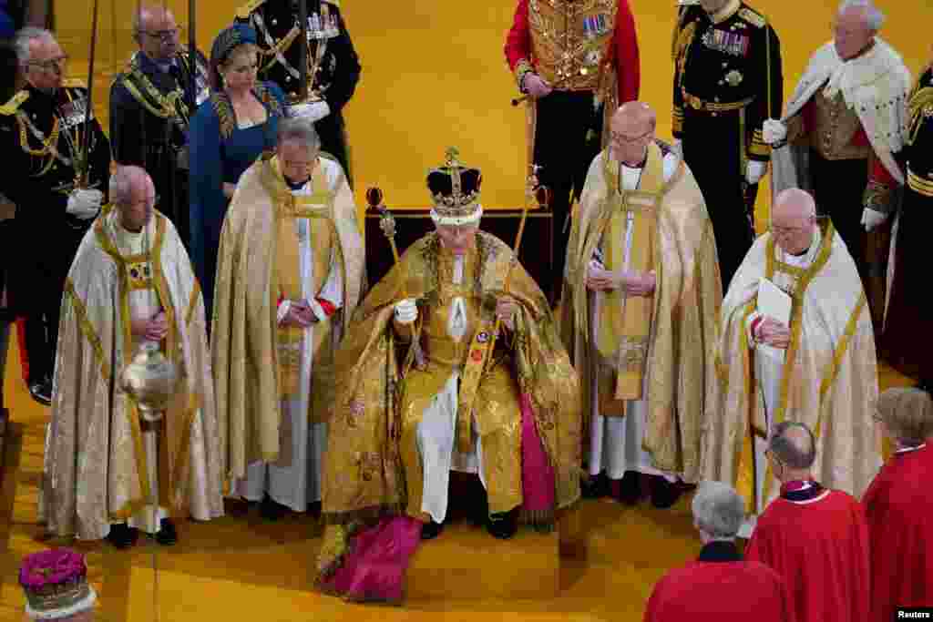 El rey Carlos III recibe la corona de San Eduardo durante su ceremonia de coronación en la Abadía de Westminster, Londres.