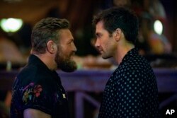 (kiri) Aktor Conor McGregor dan Jake Gyllenhaal dalam adegan di film "Road House" (Laura Radford/Prime Video via AP)