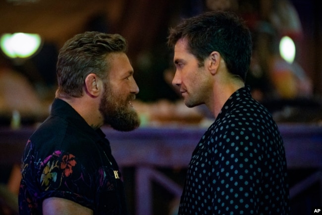 (kiri) Aktor Conor McGregor dan Jake Gyllenhaal dalam adegan di film "Road House" (Laura Radford/Prime Video via AP)