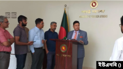 পররাষ্ট্র মন্ত্রণালয়ে সংবাদ দাতাদের সঙ্গে কথা বলছেন বাংলাদেশের পররাষ্ট্রমন্ত্রী ড. এ কে আব্দুল মোমেন। ১৬ এপ্রিল, ২০২৩। 