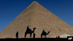 Foto Achiv: Polisye kanpe devan Gran Piramid la nan Giza, Ejipt, 12 Desanm, 2012. 