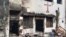 FILE - Sebuah gereja yang terbakar di pinggiran Faisalabad, Pakistan, 16 Agustus 2023, menyusul serangan yang dilakukan oleh pria Muslim setelah tiga warga Kristen dituduh melakukan penistaan agama.