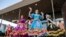 ARCHIVO - Jóvenes bailarines folclóricos del grupo Viva México comienzan su rutina de baile en una celebración del Cinco de Mayo organizada por la Cámara de Comercio Hispana de Odessa en el Odessa, Texas, EEUU, el miércoles 5 de mayo de 2021.