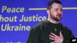 El presidente de Ucrania, Volodymyr Zelenskyy, pronuncia un discurso titulado "No hay paz sin justicia para Ucrania", en La Haya, Países Bajos, el jueves 4 de mayo de 2023. (Yves Herman/Pool vía AP)