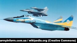 Український МіГ-29 поруч з американськими літаками F-16. Armyinform.com.ua/wikipedia.org (Creative Commons)