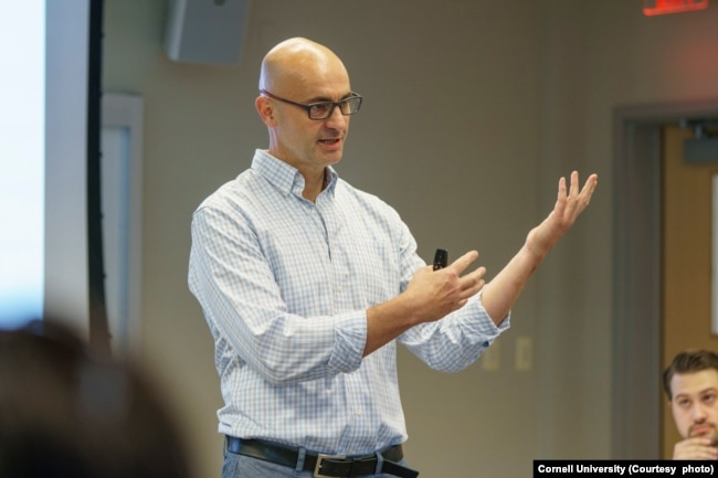 Chris Anderson teaches about AI and its use in revenue management for travel and hospitality companies. (Photo courtesy of Cornell University)