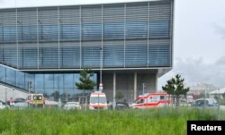 Mobil ambulans diparkir di luar pabrik Mercedes setelah tersangka ditahan menyusul penembakan di pabrik Mercedes-Benz di Sindelfingen dekat Stuttgart, Jerman, 11 Mei 2023. (REUTERS/Tilman Blasshofer)