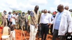 肯尼亚内政部长基图尔·金迪基（中）在马林迪附近的沙卡霍拉村视察埋葬邪教受害者的墓地。（2023年4月25日）