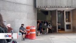 Migrantes padecen extensas esperas para recibir comida en Nueva York