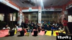 চট্টগ্রাম বিশ্ববিদ্যালয়ে হল গেটে তালা লাগিয়ে সাধারণ শিক্ষার্থীর নামে ছাত্রলীগের বিক্ষোভ