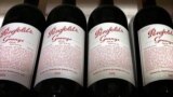 FILE: Botol anggur Penfolds Grange produksi Penfolds dan dimiliki oleh Treasury Wine Estates Australia, di toko anggur pusat kota Sydney, Australia, 4 Agustus 2014. (REUTERS/David Gray)