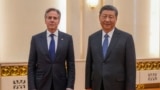 중국을 방문한 토니 블링컨 미국 국무장관(왼쪽)이 베이징에서 시진핑 중국 국가주석(오른쪽)을 만나 면담하기 전 사진을 찍기 위해 포즈를 취하고 있다. 