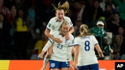 Alessia Russo de Inglaterra celebra después de anotar el segundo gol de su equipo durante el partido de cuartos de final de la Copa Mundial Femenina de fútbol entre Inglaterra y Colombia en el Estadio Australia en Sidney, Australia, el sábado 12 de agosto de 2023.