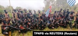 Seorang pria yang diidentifikasi sebagai Philip Mehrtens, pilot Selandia Baru yang disebut-sebut disandera oleh kelompok separaratis Papua pada 26 Mei 2023. (Foto: TPNPB via REUTERS)