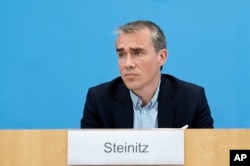Benjamin Steinitz, kepala RIAS menghadiri konferensi pers di Berlin, Jerman, Selasa, 27 Juni 2023.
