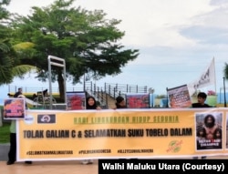 Aksi Hari Lingkungan Hidup Walhi Maluku Utara dan tuntutan penyelamatan bagi Ohongana Manyawa. (Foto: Courtesy/Walhi Maluku Utara)