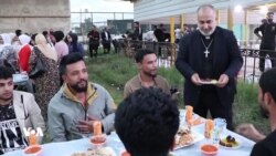 قەشەیەک لە موسڵ ئێوارەخوانی بەربانگ پێشکەش بە سەدان موسڵمان دەکات