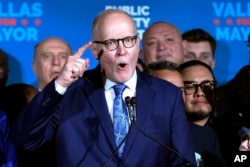 El candidato a alcalde de Chicago, Paul Vallas, habla en su evento de la noche de las elecciones en Chicago, el martes 28 de febrero de 2023.