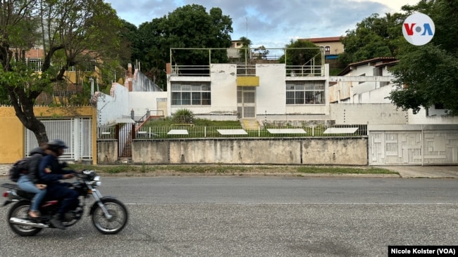 Una calle de una urbanización de clase media-alta en Caracas