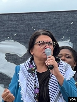 US DPR member of Palestinian descent, Rashid Tlaib, also spoke after Friday prayers (20/10) on the National Mall, Washington, DC.  (Photo: VOA/Eva M.)