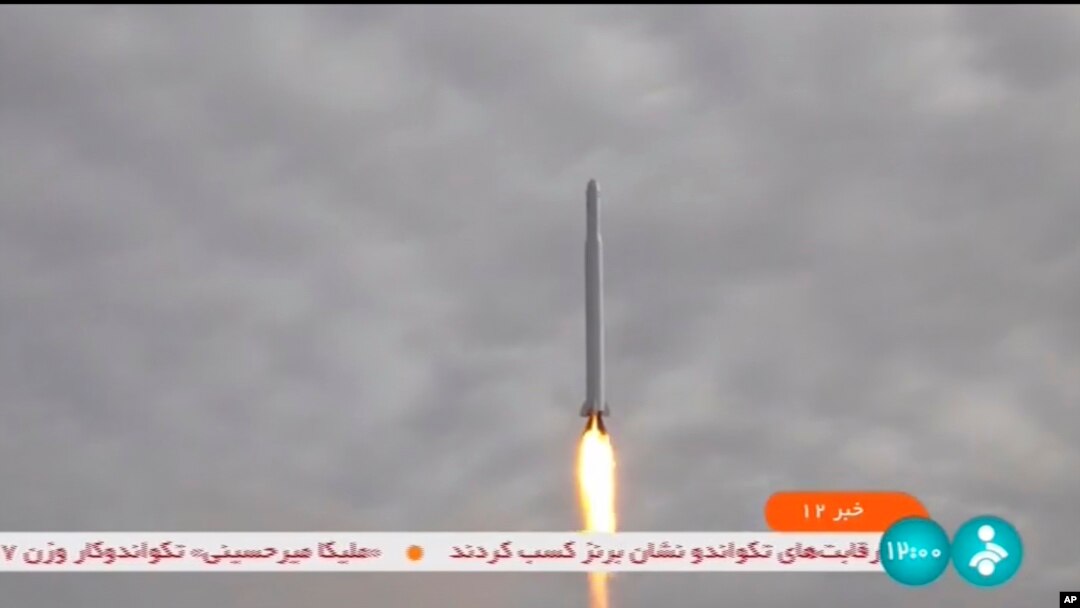 Gambar yang diambil dari video yang ditayangkan oleh televisi pemerintah Iran, Rabu, 27 September 2023, menunjukkan apa yang dikatakan Menteri Komunikasi Iran Isa Zarepour sebagai satelit Noor-3 yang diluncurkan dari lokasi yang dirahasiakan, di Iran. (IRIB via AP)