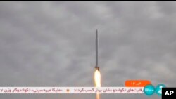 Gambar yang diambil dari video yang ditayangkan oleh televisi pemerintah Iran, Rabu, 27 September 2023, menunjukkan apa yang dikatakan Menteri Komunikasi Iran Isa Zarepour sebagai satelit Noor-3 yang diluncurkan dari lokasi yang dirahasiakan, di Iran. (IRIB via AP)