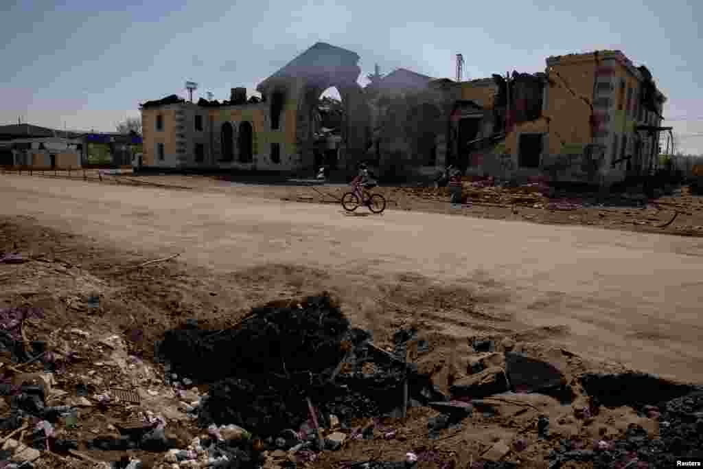 Una persona pasa en bicicleta por la estación de tren que fue dañada por repetidos bombardeos en Kostiantynivka, el 10 de abril de 2024.&nbsp;