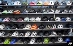 Deretan helm yang dijual di toko sepeda University Bicycles di Boulder, Colorado, 30 April 2024. (AP/Thomas Peipert)