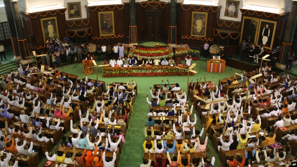 ভারতের হিন্দু জাতীয়তাবাদী ভারতীয় জনতা পার্টির (বিজেপি) নেতৃত্বাধীন ক্ষমতাসীন জোটের নবনির্বাচিত আইনপ্রণেতারা নয়াদিল্লিতে নরেন্দ্র মোদিকে তাদের নেতা নির্বাচিত করার সমর্থনে হাত তুলেছেন। ২৫ মে, ২০১৯।