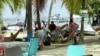 Un grupo de migrantes descansan en carpas en las playas de Necoclí, la localidad colombiana que recibe el mayor número de migrantes en tránsito hacia el Darién. [Foto: Federico Buelvas, VOA]. 