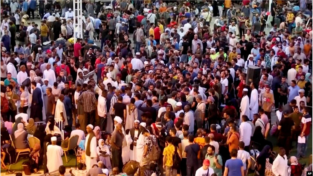 Ribuan warga Sudan dan warga asing tiba di Port Sudan, pelabuhan utama negara itu, saat mereka menunggu untuk dievakuasi keluar dari Sudan (foto: dok).