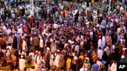 FILE - Sudanese and foreigners arrive in Port Sudan, the country's main seaport, as they wait to be evacuated out of Sudan, Apr. 29, 2023. 