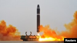 Un misil balístico intercontinental (ICBM) Hwasong-15 se lanza en el Aeropuerto Internacional de Pyongyang, en Pyongyang, Corea del Norte, el 18 de febrero de 2023 en esta foto publicada por la Agencia Central de Noticias de Corea del Norte (KCNA).