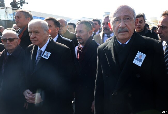 CHP eski genel başkanı Deniz Baykal'ın cenazesine katılanlar arasında CHP genel başkanı Kemal Kılıçdaroğlu ve MHP genel başkanı Devlet Bahçeli de vardı.