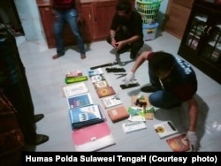 Sejumlah anggota Densus 88 Antiteror memeriksa barang bukti berupa buku-buku yang disita saat menangkap 5 orang terduga anggota jaringan Jamaah Islamiyah (JI) di Palu dan Sigi, Sulawesi Tengah, Kamis (16 Maret 2023) (Foto: Humas Polda Sulawesi Tengah)
