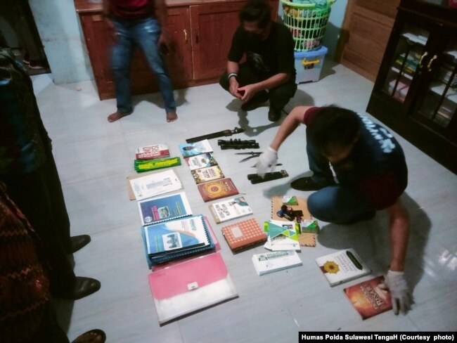 Sejumlah anggota Densus 88 Antiteror memeriksa barang bukti berupa buku-buku yang disita saat menangkap 5 orang terduga anggota jaringan Jamaah Islamiyah (JI) di Palu dan Sigi, Sulawesi Tengah, Kamis (16 Maret 2023) (Foto: Humas Polda Sulawesi Tengah)