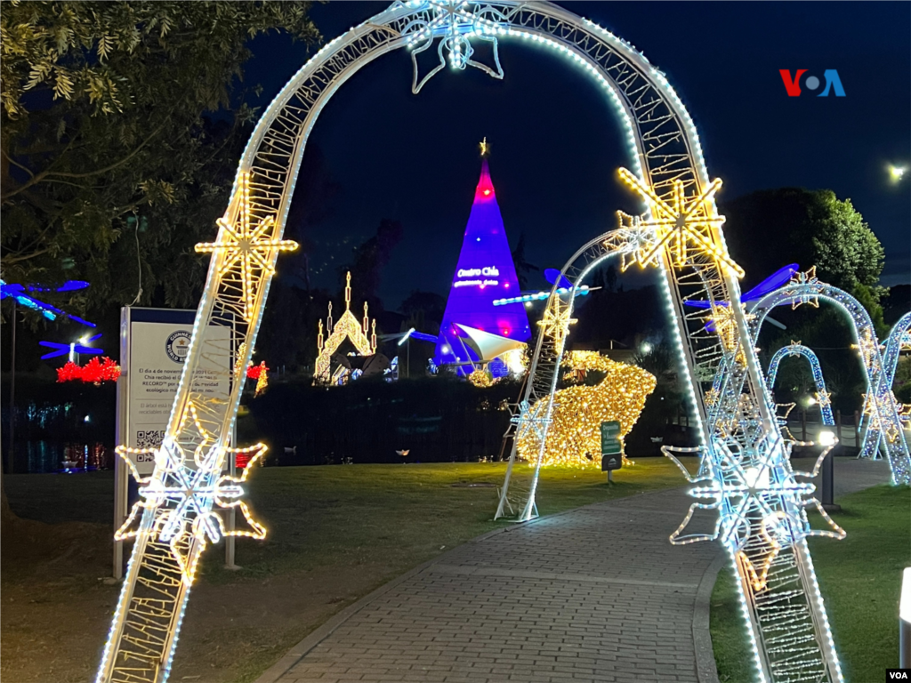 Luces y muchos colores, la Navidad en Bogotá atrae a locales y turistas por igual.