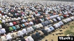 দিনাজপুরের ঐতিহাসিক গোর-এ-শহীদ ময়দানে ঈদের নামাজ আদায় করছেন মুসল্লিরা