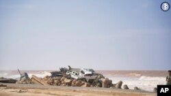 En esta fotografía proporcionada por el gobierno libio, autos amontonados en la orilla del mar en Derna, Libia, el lunes 11 de septiembre de 2023, después de ser arrastrados por las inundaciones.