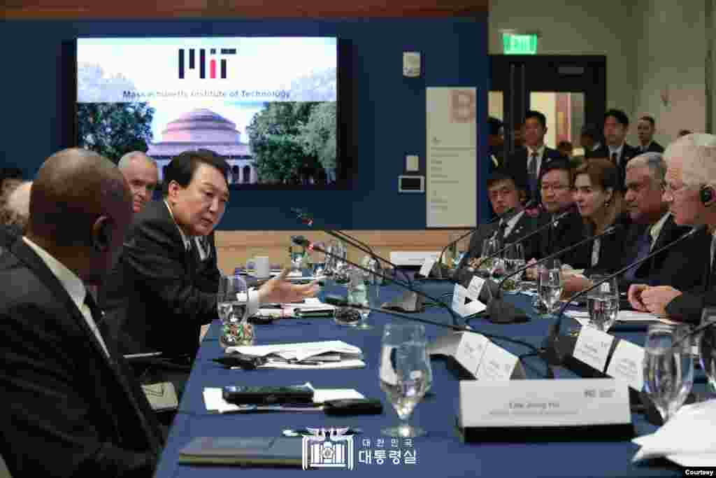 윤석열 한국 대통령이 28일 매사추세츠공과대학(MIT)을 방문하여 'MIT 디지털바이오 석학과의 대화' 시간을 가졌다. 사진 = 한국 대통령실.