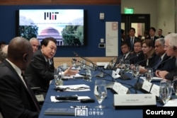 윤석열 한국 대통령이 28일 매사추세츠공과대학(MIT)을 방문하여 'MIT 디지털바이오 석학과의 대화' 시간을 가졌다. 사진 = 한국 대통령실.