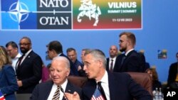北約秘書長延斯·斯托爾滕貝格在立陶宛維爾紐斯舉行的北約峰會期間與美國總統拜登交談。 （2023年7月12日）
