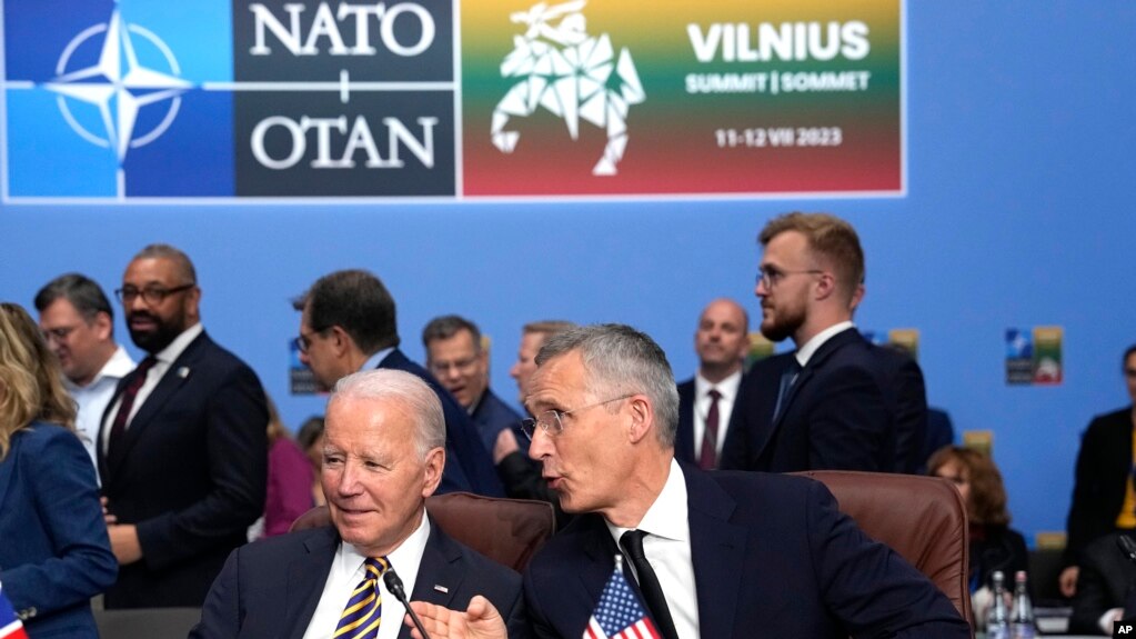 资料照片：北约秘书长延斯·斯托尔滕贝格在在立陶宛维尔纽斯举行的北约峰会期间与美国总统拜登交谈。（2023年7月12日）