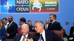 资料照片：北约秘书长延斯·斯托尔滕贝格在在立陶宛维尔纽斯举行的北约峰会期间与美国总统拜登交谈。（2023年7月12日）